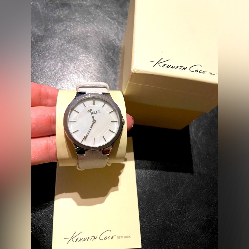Kenneth Cole Vintage Leather Mother Pearl Kc2704 Slim Round Analog MOP Dial Watc